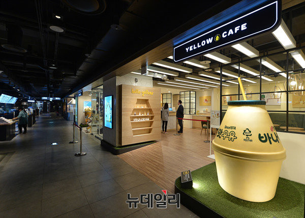 ▲ 오픈 전 옐로우카페. 11시 오픈과 동시에 구매자로 긴 줄이 생긴다. ⓒ 뉴데일리 정상윤