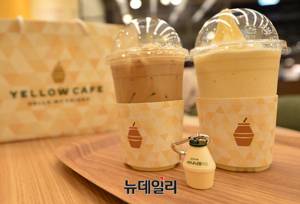 ▲ 옐로우카페에서 판매하는 제품과 뚱바키링 ⓒ 뉴데일리 정상윤