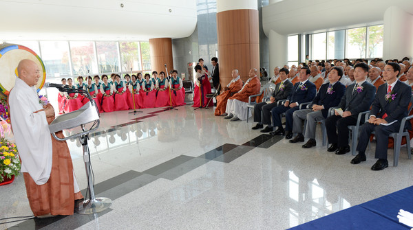 ▲ 충남도청 불자회가 25일 ‘불기 2560년 부처님 오신 날 봉축연등 점등 법회’를 봉행했다.ⓒ충남도