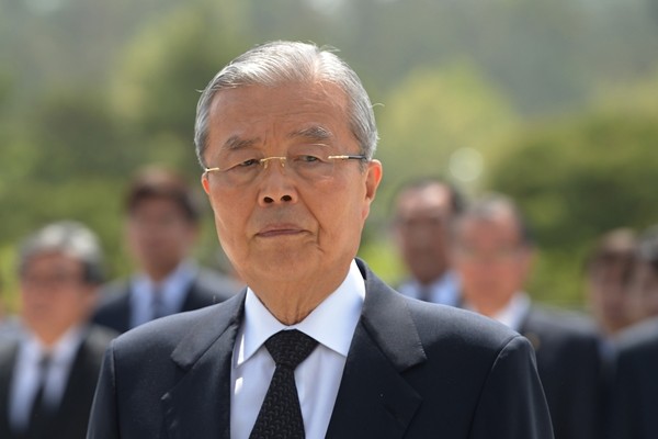 ▲ 더불어민주당 김종인 비상대책위원회 대표가 25일 광주 5·18 국립묘지를 방문했다. 김종인 대표는 최근 차기 당권을 놓고 문재인 전 대표와 갈등을 겪고 있다. ⓒ뉴시스 사진DB