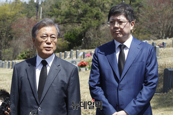 ▲ 더불어민주당이 최근 차기 당권을 놓고 갈등이 격화된 가운데 문재인 전 대표가(왼쪽) 이를 명분으로 '은퇴 논란'에서 벗어났다는 지적이 제기된다. ⓒ뉴데일리 정상윤 기자