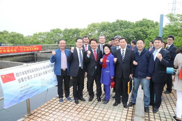 ▲ 권영진 대구시장 등이 25일 샤오싱수처리발전유한공사를 찾아 현장을 둘러본 후 파이팅을 외치고 있다.ⓒ대구시 제공