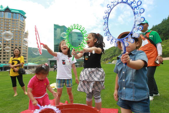 ▲ 2015년 어린이날 행사 물방울 놀이 사진ⓒ강원랜드