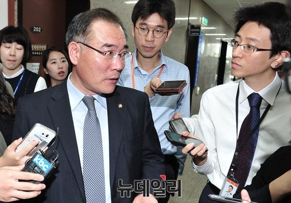 ▲ 더불어민주당 이개호 의원은 26일 라디오에 출연해 문재인 전 대표가 '호남이 지지를 거둘 경우 정계를 은퇴하겠다'고 말한 것에 대해 매듭을 지어야 한다고 밝혔다. 사진은 2015년 10월 2일 광주·전남 의원단 문재인 대표 면담 때의 사진. ⓒ뉴데일리 DB