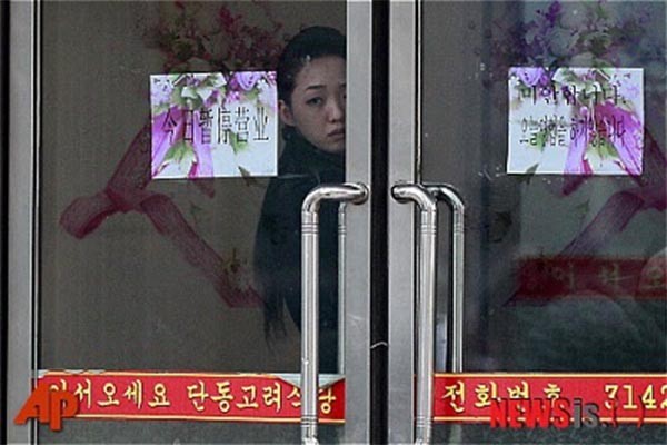 ▲ 북한 김정은 집단이 최근 중국 북한식당이 문을 닫는 등 외화벌이가 어려워지자 중국에 파견한 북한 근로자들의 월급을 가불받는 등 착취를 일삼고 있다고 한다. 사진은 中단둥의 한 북한 식당. ⓒ뉴시스-AP. 무단전재 및 재배포 금지.