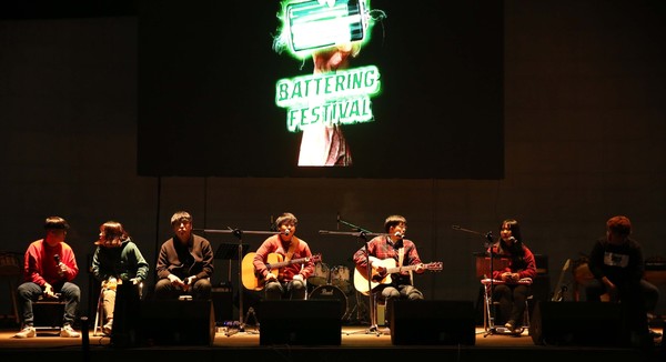 ▲ 한국영상대 학생들이 배터링페스티벌에서 공연을 하고 있다.ⓒ한국영상대