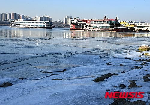 ▲ 1일 오전 서울 마포구 상암동 난지선착장 인근 수리소에 성수대교 인근에서 침수되어 예인된 이랜드 크루즈사 코코몽호가 오후 정밀감식을 앞두고 정박해있다. ⓒ뉴시스