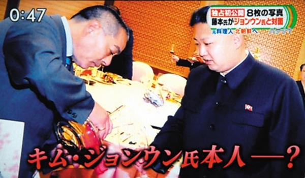 ▲ 2012년 7월 김정은이 주최한 초청만찬에서 술을 따르는 후지모토 겐지 씨. ⓒ당시 日TBS 보도화면 캡쳐