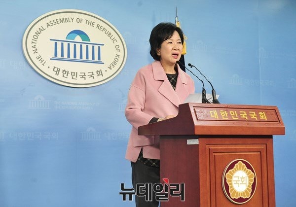 ▲ 더불어민주당 손혜원 당선자가 26일 SBS라디오에 출연해 "문재인 전 대표가 말을 바꾼다, 헛소리를 한다는 말을 언론에 하는 건 아닌 거 같다"며 김종인 비상대책위원회 대표를 비판했다. ⓒ뉴데일리 이종현 기자