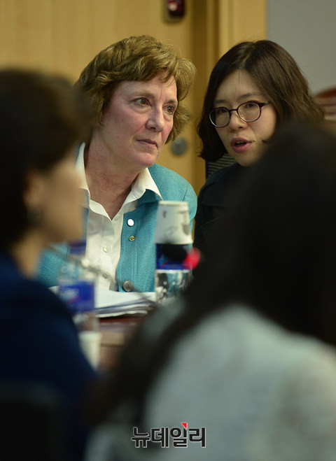 ▲ 탈북여성들의 증언을 통역을 통해 듣고 있는 수잔솔티 여사 ⓒ 뉴데일리 정상윤 기자