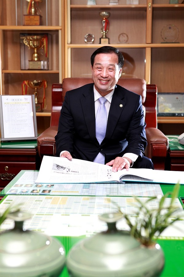 ▲ 인터뷰에 응하고 있는 김영만 충북 옥천군수.ⓒ옥천군