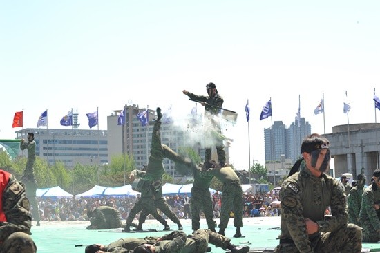 ▲ 2015년 어린이날문화축제에서 특공 무술 시범을 보이는 특전사 모습. ⓒ전쟁기념관 제공