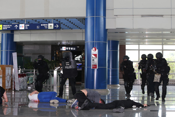 ▲ ‘2016년 화랑훈련’의 일환으로 26일 청주공항에서 실전적인 대테러 합동 훈련이 실시됐다.ⓒ육군 37사단