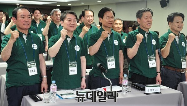 ▲ 26일 경기도 양평에서 열린 국민의당 20대 국회의원 당선자 워크숍에 참석한 당 지도부가 파이팅을 외치고 있다. 국민의당 유성엽 원내수석(안철수 대표 왼쪽 뒤)은 이날 강의에 이은 질의응답 시간에 포스트-반문재인 정서 시대의 해법 문제를 본격적으로 제기해 눈길을 끌었다. ⓒ양평(경기)=뉴데일리 이종현 기자