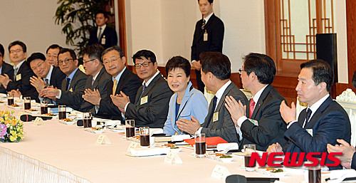 ▲ 박근혜 대통령이 26일 오후 청와대에서 열린 언론사 편집·보도국장 초청 오찬간담회에 참석해 인사를 하고 있다. ⓒ뉴시스