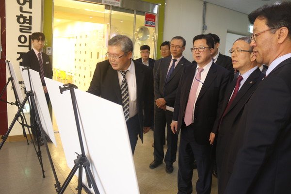 ▲ 기획재정부 예산실장이 26일 충북대 대학창조일자리센터를 방문한 가운데 김성수 충북대 취업지원본부장이 현재 사업 추진상황 등을 설명하고 있다.ⓒ충북대