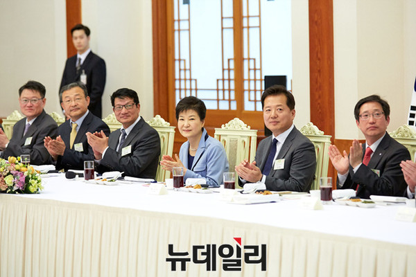 ▲ 박근혜 대통령이 26일 오후 청와대에서 열린 언론사 편집·보도국장 오찬 간담회에 참석해 박수를 치고 있다. ⓒ뉴데일리