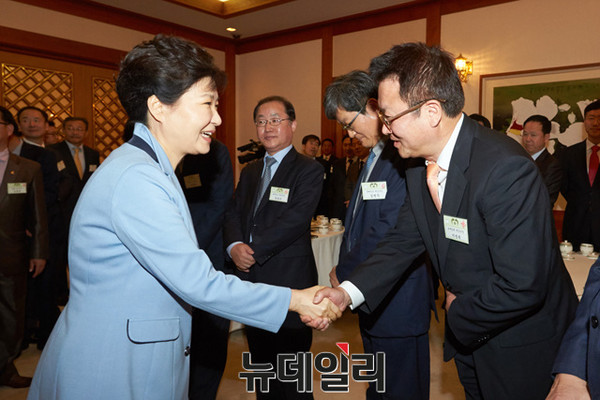 ▲ 뉴데일리 이성복 편집국장이 26일 오후 청와대에서 열린 언론사 편집·보도국장 오찬 간담회에서 박근혜 대통령과 악수를 나누고 있다. ⓒ뉴데일리