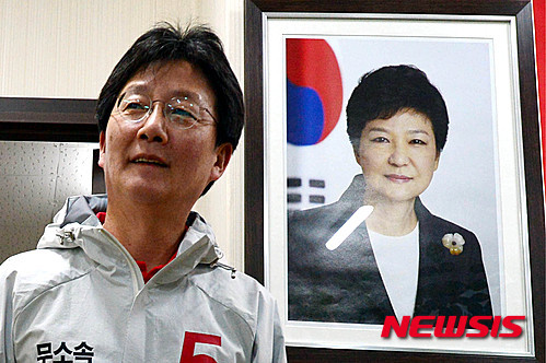 ▲ 지난달 30일 유승민 의원이 대구 동구 선거사무소에서 열린 선거대책위원회 발대식에서 참석자들을 맞이하고 있다. ⓒ뉴시스