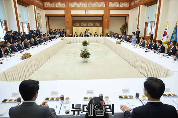 ▲ 박근혜 대통령이 26일 오후 청와대에서 열린 언론사 편집·보도국장 오찬 간담회에서 모두발언을 하고 있다. ⓒ뉴데일리