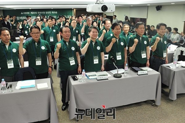 ▲ 국민의당 당선자 워크숍에서 양적완화와 구조조정에 대해 찬성하는 목소리가 나와 주목된다. 사진은 국민의당 당선자 대회에서 당선자들이 구호를 외치는 모습. ⓒ뉴데일리 이종현 기자