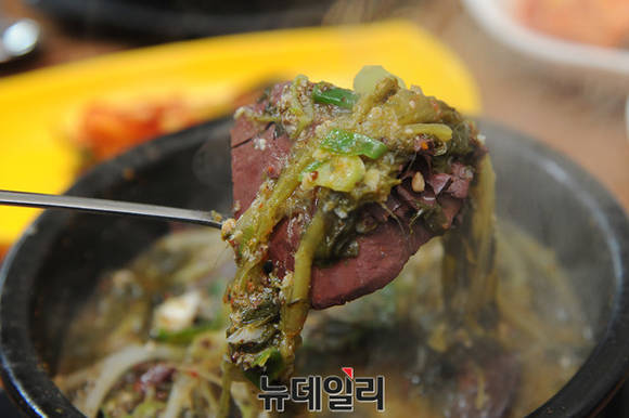 ▲ 가마솥에 끓여 국물맛은 깊고 선지는 부드럽고 고소하다. ⓒ정재훈 기자