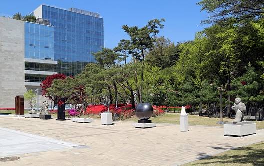 ▲ 서울 강북구 성신여자대학교 운정그린캠퍼스 야외광장에 전시된 조각 작품들. ⓒ성신여대