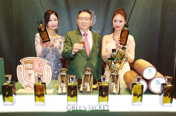 ▲ 김일주 윌리엄그랜트앤선즈코리아 대표이사(가운데)가 신제품 저도 위스키 '그린자켓'을 들고 있다. ⓒ윌리엄그랜트앤선즈