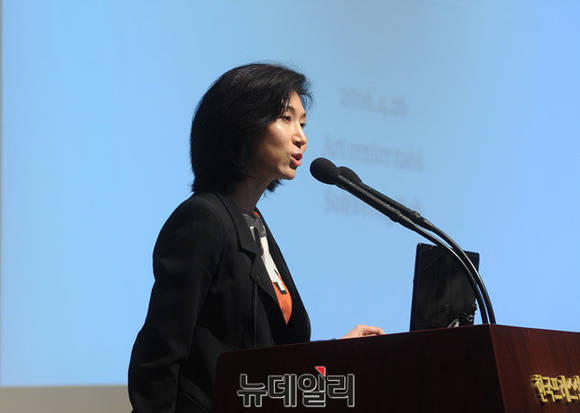 ▲ 노소영 아트센터 나비 관장이 감정의 시대라는 주제로 토론 발표를 하고 있다.ⓒ정재훈 기자