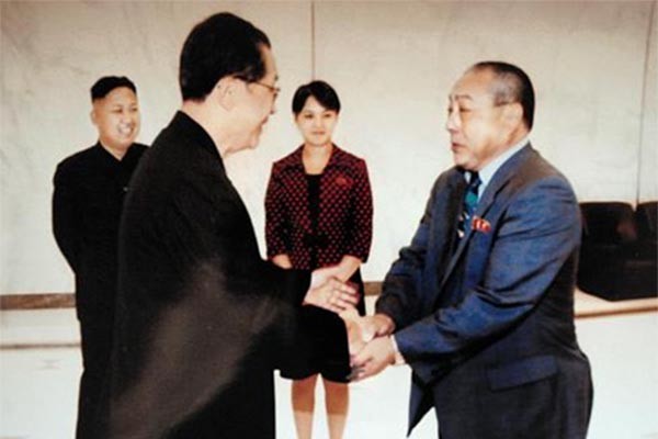 ▲ 2012년 7월 김정은의 초청으로 북한을 방문, 김정은, 이설주, 장성택 등을 만난 후지모토 겐지 씨의 모습. 감격에 겨워 울기도 했다고 한다. ⓒ조선닷컴 영문판 관련보도 화면캡쳐