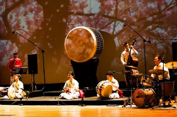 ▲ 충북도 지정 예술단인 사물놀이 몰개의 창작국악 ‘길’ 공연 장면.ⓒ증평군