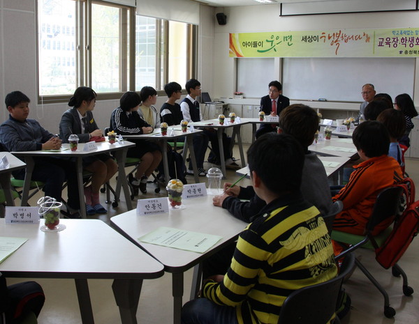 ▲ 김대수 단양교육장이 각 학교 학생회장들과 이야기를 나누고 있다.ⓒ단양교육지원청