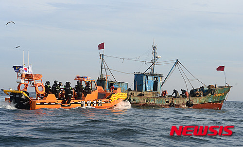 해양경찰이 4일 오후 고속단정에 승선해 충남 태안군 서격렬비도에서 서방으로 51해리 떨어진 곳에서 어업 활동을 하는 중국어선 현장 단속을 하고 있다. ⓒ뉴시스