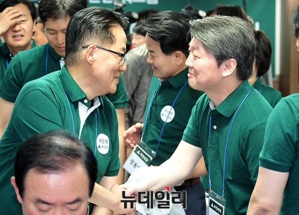 ▲ 국민의당 박지원 의원이 26일 경기도 양평에서 열린 20대 국회의원 당선자 워크숍에서 안철수 대표와 악수하고 있다. 이튿날 박지원 의원은 국민의당 원내대표로 합의추대됐다. ⓒ양평(경기)=뉴데일리 이종현 기자