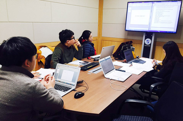 ▲ 계명대 ‘Conven人’팀이 기획회의를 하는 모습.ⓒ계명대 제공