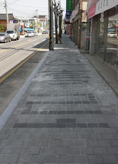 ▲ 문경시가 시민의 안전한 통행 등을 위해 노후보도에 대한 정비사업을 실시했다. 사진은 정비된 보도거리 모습.ⓒ문경시 제공