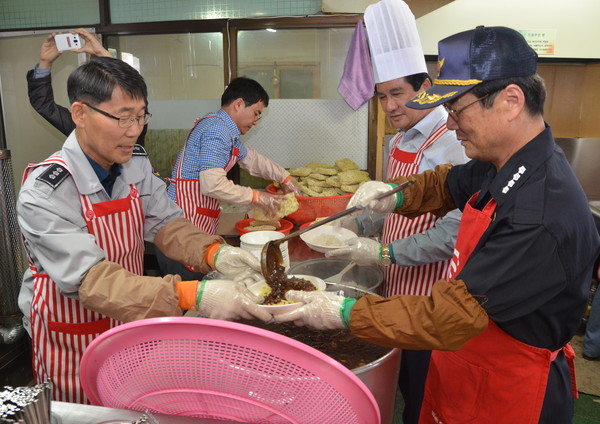 ▲ 김두련 서장(오른쪽)이 부부사랑터에서 자장면을 배식하고 있다.ⓒ제천경찰서