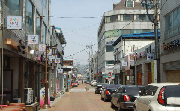 ▲ 문경시가 문경 팔진미 타운 내 86개 업소의 간판을 새단장했다.ⓒ문경시 제공