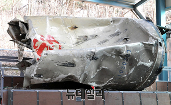 지난 2월 7일 발사된 북한 장거리미사일의연료탱크 잔해물.ⓒ국방부