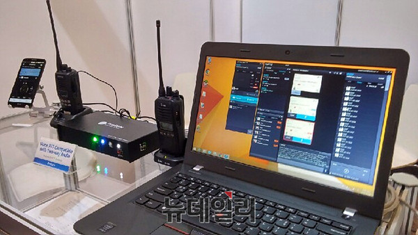 ▲ ProPTT 스마드 디바이스 솔루션으로 서비스 시연 중 ⓒ뉴데일리 사진DB