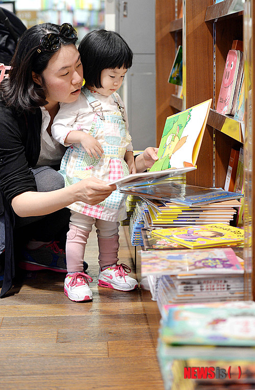 ▲ 서울시 교육청은 27일 정독도서관에서 학부모 독서동아리 회원과 학교도서관 명예교사 등을 대상으로 '학부모 독서동아리 워크숍'을 열었다. ⓒ 뉴시스