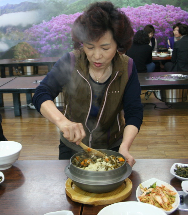 ▲ 즉석 밥 음식점으로 시범 선정된 음식점 주인이 밥을 퍼고 있다.ⓒ단양군