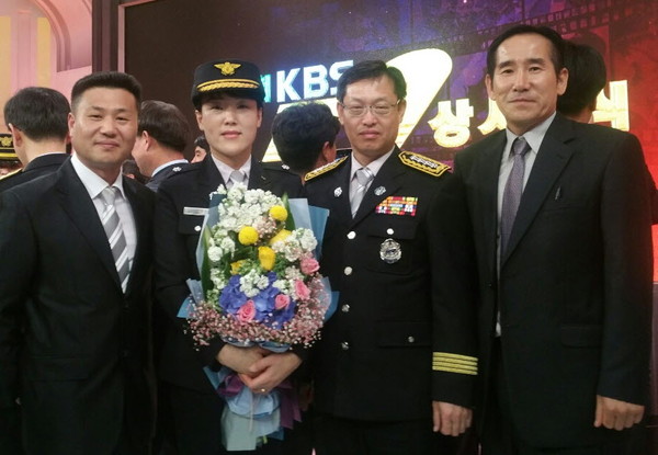 ▲ 유정윤 소방장(왼쪽 두번째)이 수상 후 직원들과 기념촬영을 가졌다.ⓒ제천소방서