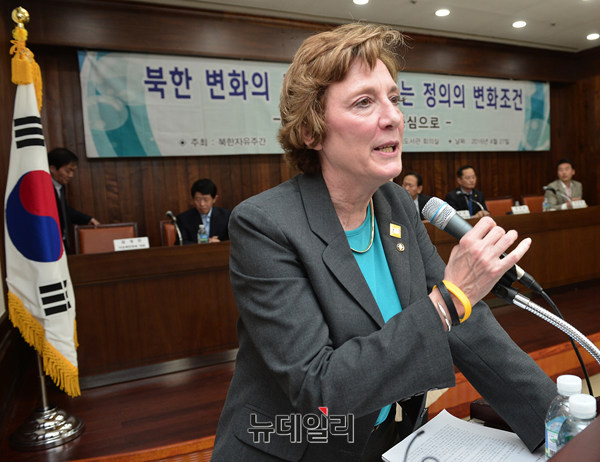 ▲ 격려사하는 북한자유연합 수잔솔티 대표 ⓒ 뉴데일리 정상윤