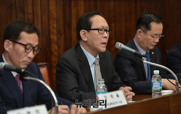 ▲ 토론 진행하는 홍순경 위원장 ⓒ 뉴데일리 정상윤