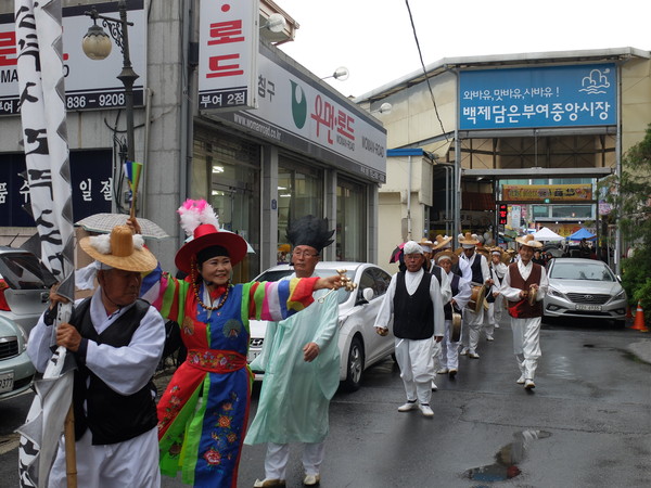 ▲ 충남문화재단은 27일 부여 중앙시장에서 '보부상, 문화를 입히다'가 막이 올랐다.ⓒ충남문화재단