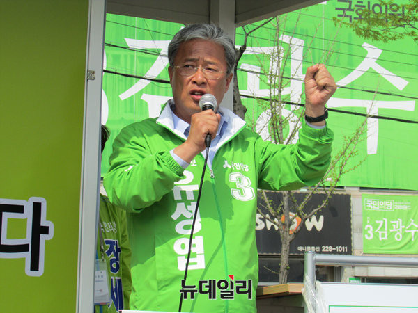 ▲ 국민의당 유성엽 의원은 27일 원내지도부 선출 과정이 공론화된 토의 없이 진행되는 것에 대해 각본이라고까지 언급하며 절차적 문제점을 성토했다. 사진은 지난 10일 전주에서 열린 집중유세에서 연설하고 있는 유성엽 의원의 모습. ⓒ전주(전북)=뉴데일리 정도원 기자