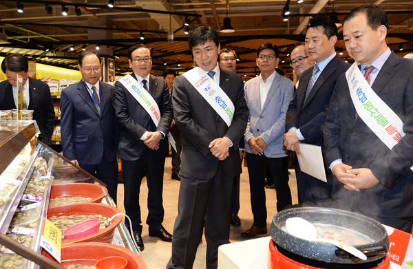 ▲ 안희정 충남지사가 27일 홈플러스 농산물 유통협약을 체결하고 입점한 곳을 둘러보고 있다.ⓒ충남도