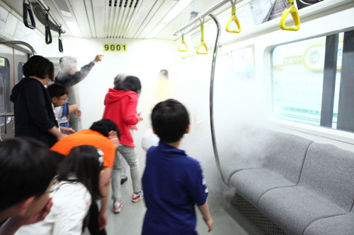 ▲ 어린이들이 서울 동작구에 위치한 '보라매안전체험관'에서 지하철 화재 대응 훈련을 받고 있다. ⓒ보라매 안전체험관 홈페이지