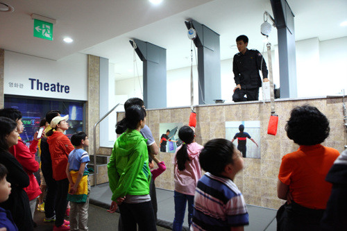 ▲ 어린이들이 서울 동작구에 위치한 '보라매안전체험관'에서 안전 사고 대응 방법을 배우고 있다. ⓒ보라매 안전체험관 홈페이지